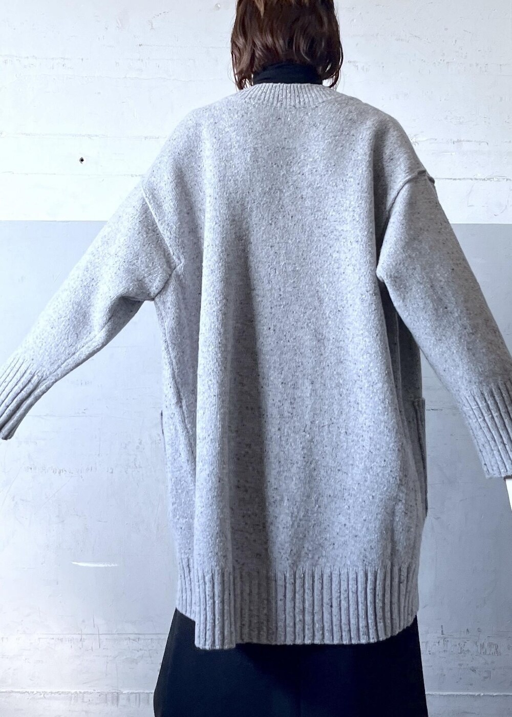 「ショートブーツ、ニット、長袖、ロング、カーディガン、ライトグレー、ブラック、スカート、マキシ、ADAM ET ROPÉ、FEMME、骨格ナチュラル、イエベ、大人カジュアル、モード」｜「ADAM ET ROPE'のアンチピリングポイントスリーブタートルニット（ニット/セーター、ブラック系）」を使った、tampoさん（レディース・158cm）の秋コーディネートの7枚目の写真