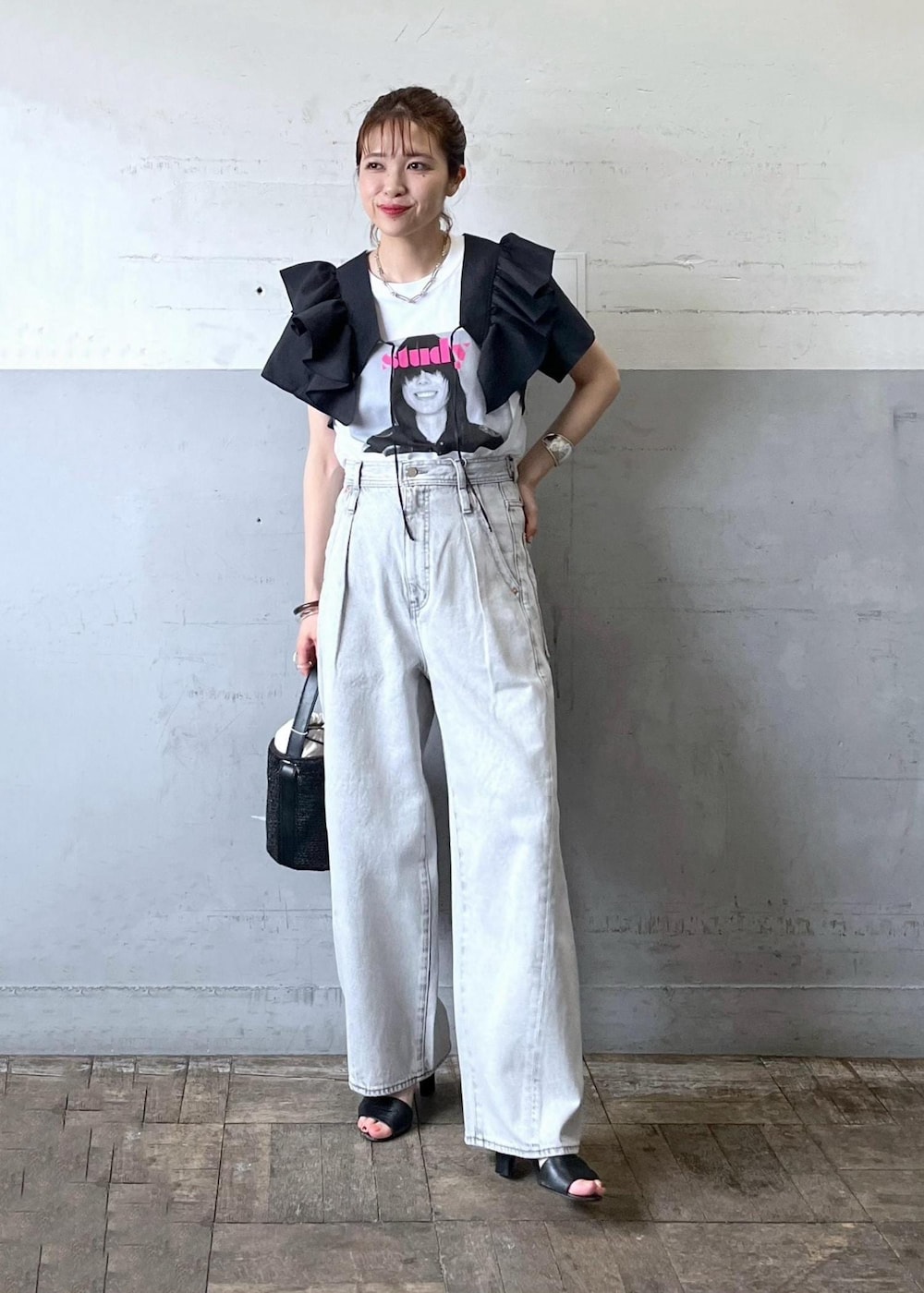 「ボレロ、フリル、ブラック、ホワイト、Tシャツ、半袖、プリント、パンツ、デニム、サンダル、ヒール、ADAM ET ROPÉ、FEMME、骨格ナチュラル、イエベ」｜「ADAM ET ROPE'の【環境配慮】ディープライズワイドデニム（デニムパンツ、ブラック系）」を使った、tampoさん（レディース・158cm）の夏コーディネートの2枚目の写真