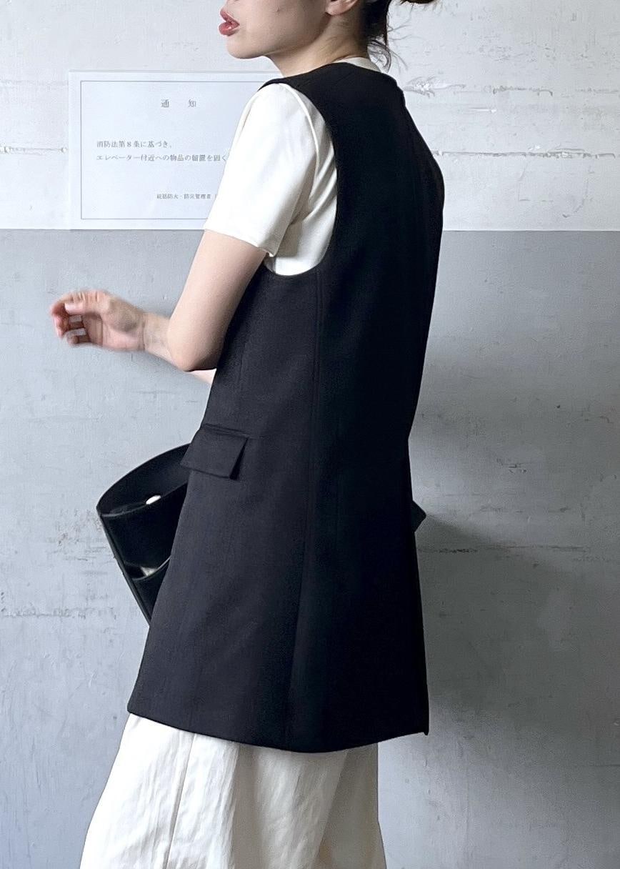 「ブラック、Vネック、ベスト、パンツ、ワイド、ADAM ET ROPÉ、FEMME、骨格ナチュラル、イエベ、きれいめ、レイヤード、仕事着、通勤、春、夏」|「ADAM ET ROPE'のナローラインサンダル(サンダル、ブラック系)」を使った、tampoさん(レディース・158cm)の春コーディネートの7枚目の写真