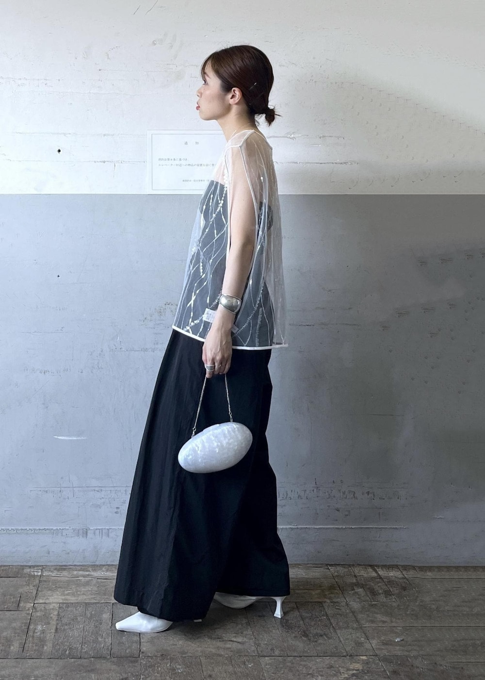 「スパンコール、ホワイト、プルオーバー、ノースリーブ、シアー、ブラック、パンツ、パンプス、ポインテッドトゥ、ADAM ET ROPÉ、FEMME、骨格ナチュラル、イエベ、フェミニン、オケージョン」｜「ADAM ET ROPE'のギャザーパンプス（パンプス、ホワイト系）」を使った、tampoさん（レディース・158cm）の夏コーディネートの3枚目の写真