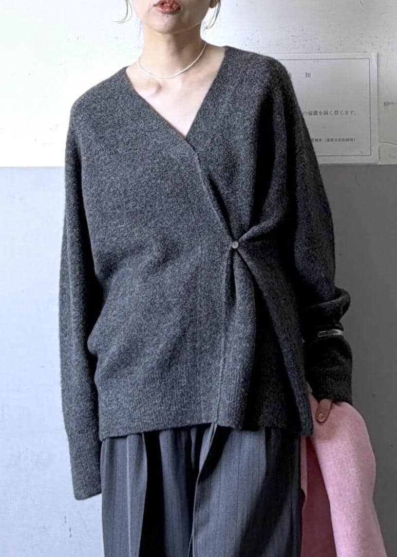 ホワイト系のハンドバッグ、グレー系のスラックス、グレー系のニット/セーターを着用したレディースの秋コーディネートの7枚目の写真