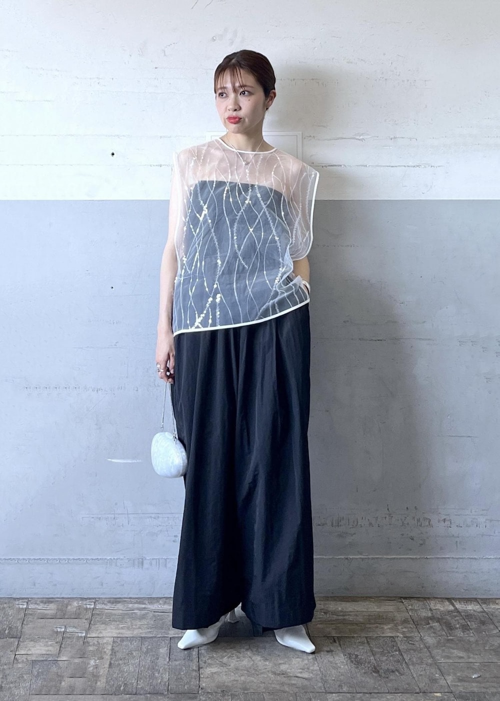 「スパンコール、ホワイト、プルオーバー、ノースリーブ、シアー、ブラック、パンツ、パンプス、ポインテッドトゥ、ADAM ET ROPÉ、FEMME、骨格ナチュラル、イエベ、フェミニン、オケージョン」｜「ADAM ET ROPE'のギャザーパンプス（パンプス、ホワイト系）」を使った、tampoさん（レディース・158cm）の夏コーディネートの2枚目の写真