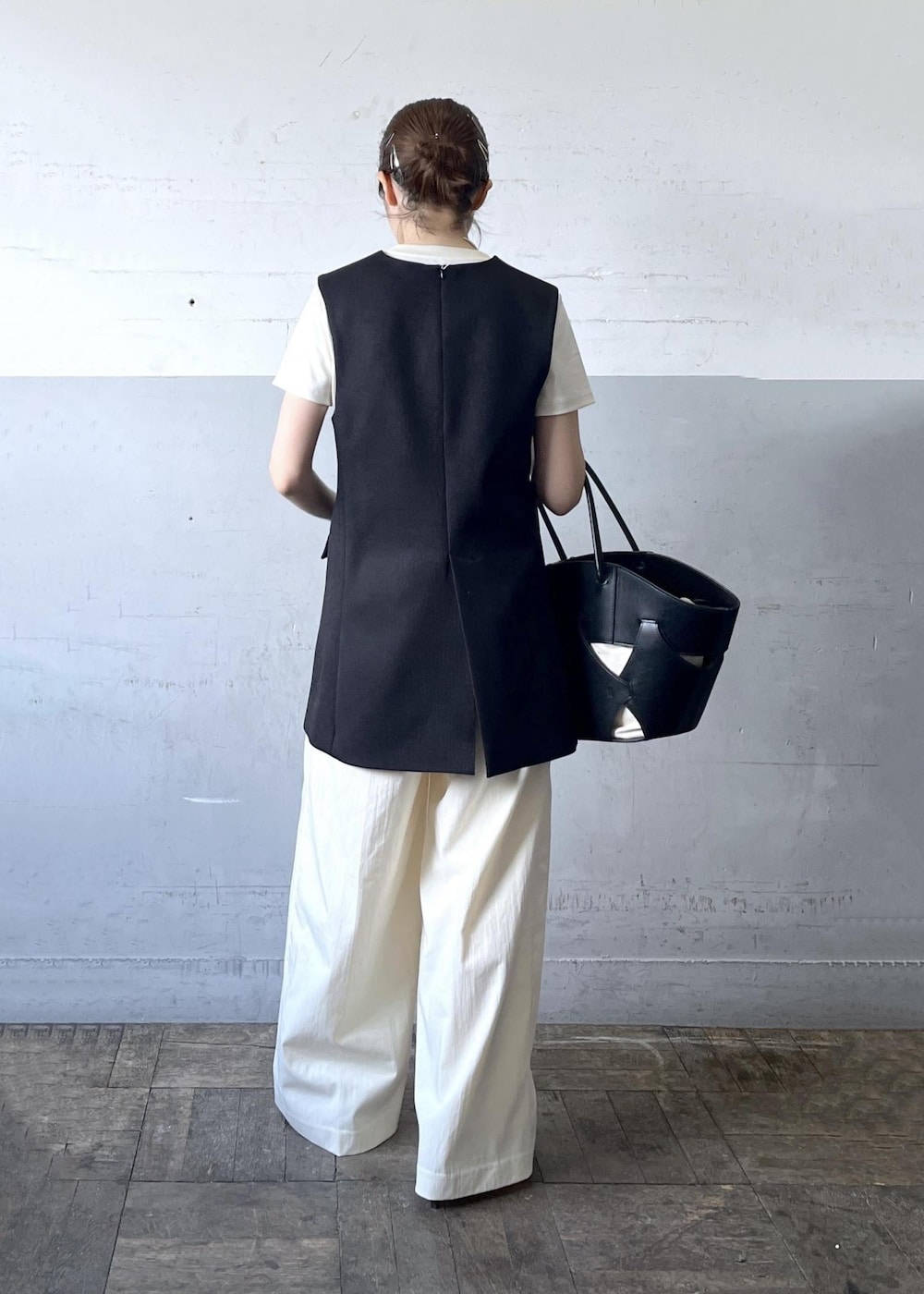 「ブラック、Vネック、ベスト、パンツ、ワイド、ADAM ET ROPÉ、FEMME、骨格ナチュラル、イエベ、きれいめ、レイヤード、仕事着、通勤、春、夏」|「ADAM ET ROPE'のナローラインサンダル(サンダル、ブラック系)」を使った、tampoさん(レディース・158cm)の春コーディネートの5枚目の写真