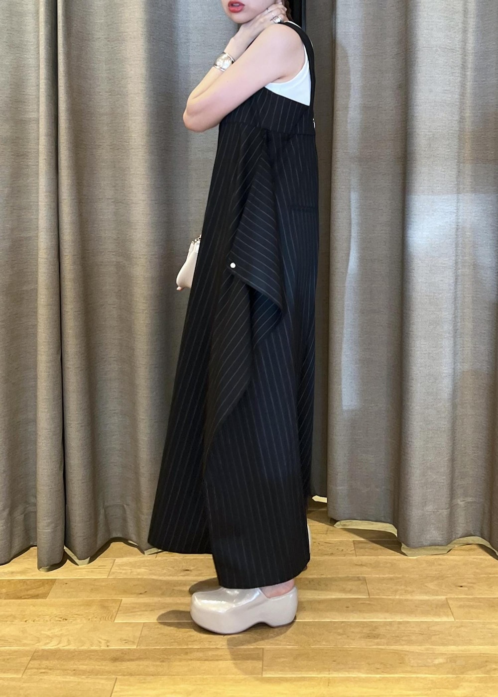 「イエベ春、イエべスプリング、ナチュラル、タンクトップ、sisi joia、シシ ジョイア、ブラック、ワンピース、ノースリーブ、マキシ、ホワイト、ミュール、ADAM ET ROPÉ、FEMME、骨格ナチュラル」|「ADAM ET ROPE'の【サステナブル】2WAYシルエットジャンパースカート(ジャンパースカート、ブラック系)」を使った、tampoさん(レディース・158cm)の夏コーディネートの7枚目の写真