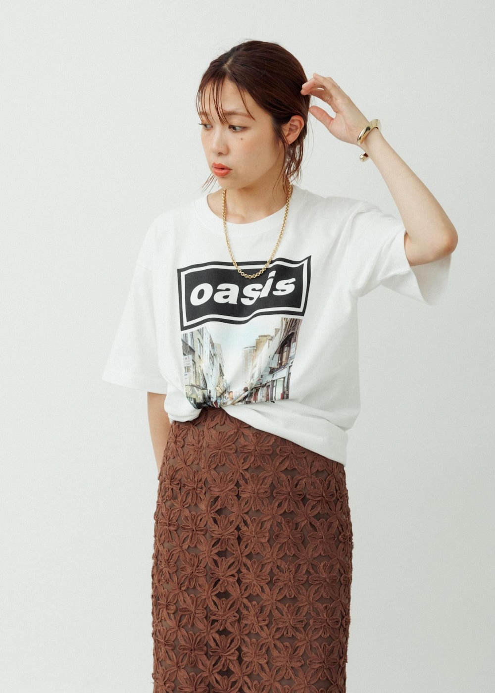 「ホワイト、Tシャツ、カットソー、クルーネック、プリント、オーバーサイズ、レース、タイトスカート、タイト、ロング丈、ゴールド、ポインテッドトゥ、ヒール、初秋コーデ、お出かけコーデ」｜「ADAM ET ROPE'の【YOLO for ADAM ET ROPE'】別注 花柄チュールスカート（スカート、ブラウン系）」を使った、tampoさん（レディース・158cm）の夏コーディネートの2枚目の写真