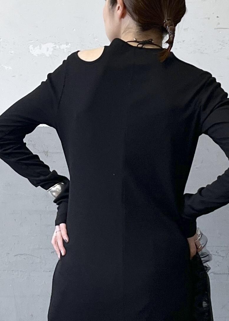 「ブラック、長袖、ロング、ワンピース、スリット、マキシ、タイトワンピース、パンツ、ADAM ET ROPÉ、FEMME、骨格ナチュラル、イエベ、大人カジュアル、レイヤード、春」|「ADAM ET ROPE'のフリルワンショルダーバッグ(ハンドバッグ、ブラック系)」を使った、tampoさん(レディース・158cm)の春コーディネートの9枚目の写真