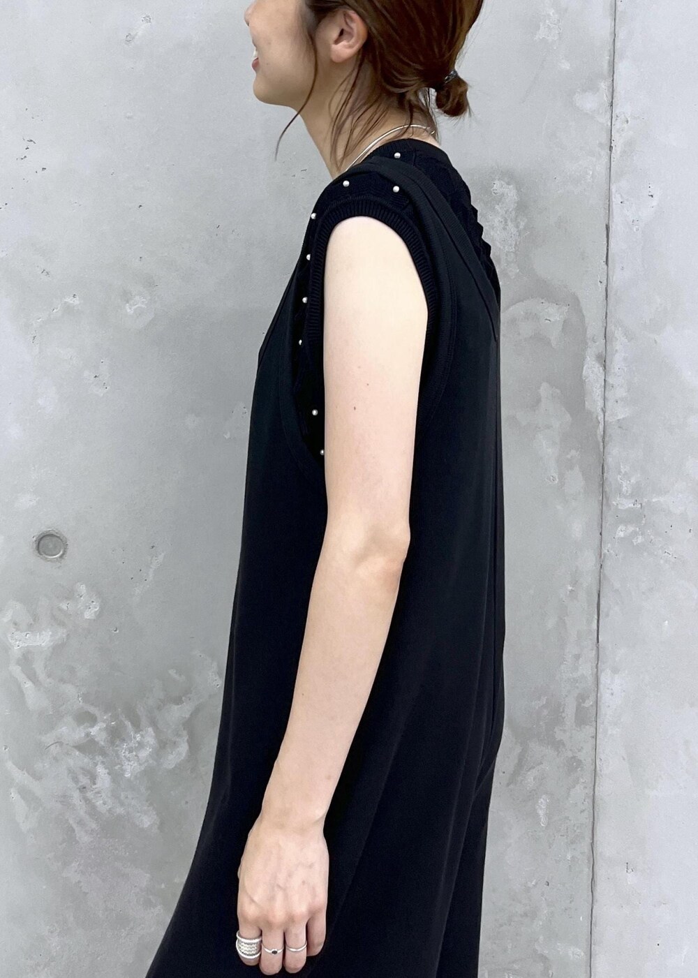 「パール、FEMME、骨格ナチュラル、イエベ、夏、夏ファッション、ワントーン、スタイルカバー、洗える、ウォッシャブル、ニット、ロンパース、ブラック、ワイド、クルーネック」｜「ADAM ET ROPE'の【逸品】パールニットプルオーバー（ニット/セーター、ブラック系）」を使った、tampoさん（レディース・158cm）の夏コーディネートの6枚目の写真