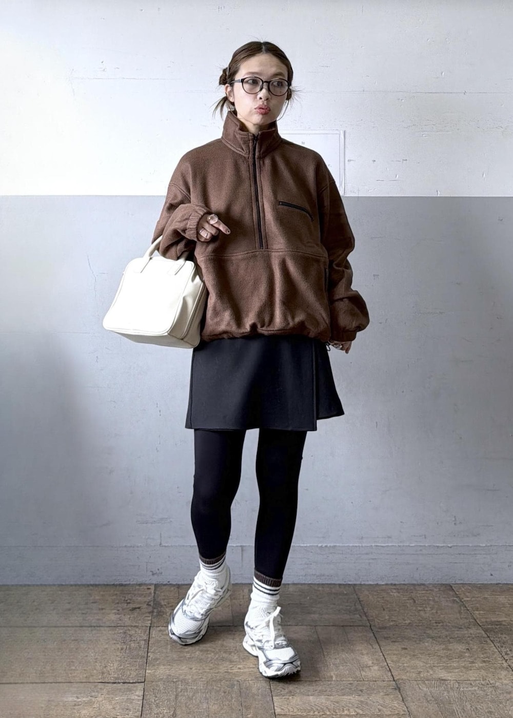 ブラック系のその他パンツ、ベージュ系のブルゾン、ホワイト系のスニーカーを着用したレディースの秋コーディネートの8枚目の写真