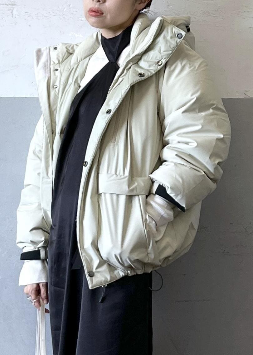 「baserange、ベースレンジ、長袖、ショート、ホワイト、ニット、ダウン、ブラック、ワンピース、ブーツ、ADAM ET ROPÉ、FEMME、HOMME、UNISEX、骨格ナチュラル」|「ADAM ET ROPE'のナロースクエアトゥロングブーツ(ブーツ、ブラック系)」を使った、tampoさん(レディース・158cm)の秋コーディネートの4枚目の写真