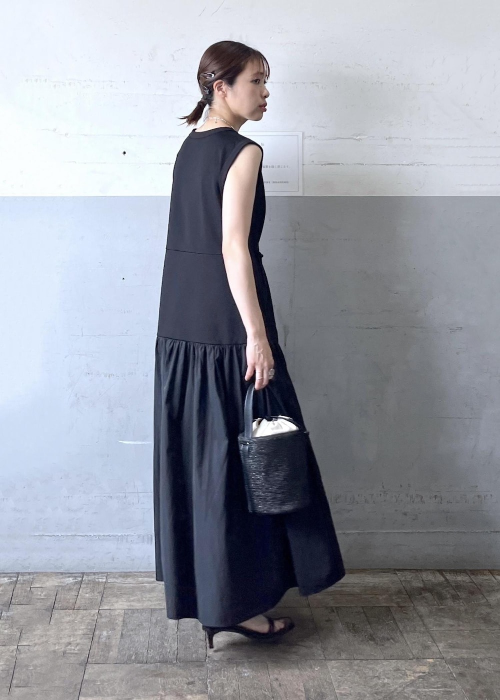 「ブラック、ロング、ワンピース、フレア、クルーネック、ノースリーブ、マキシ、切り替え、ギャザー、ティアード、Aライン、ADAM ET ROPÉ、FEMME、骨格ナチュラル、イエベ」｜「ADAM ET ROPE'のナローラインサンダル（サンダル、ブラック系）」を使った、tampoさん（レディース・158cm）の夏コーディネートの5枚目の写真