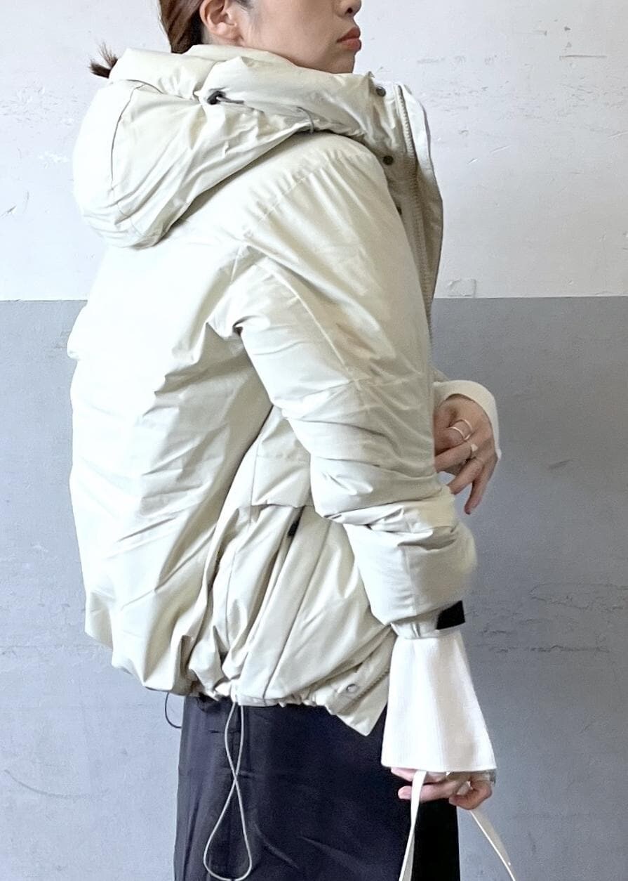 「baserange、ベースレンジ、長袖、ショート、ホワイト、ニット、ダウン、ブラック、ワンピース、ブーツ、ADAM ET ROPÉ、FEMME、HOMME、UNISEX、骨格ナチュラル」|「ADAM ET ROPE'のナロースクエアトゥロングブーツ(ブーツ、ブラック系)」を使った、tampoさん(レディース・158cm)の秋コーディネートの6枚目の写真