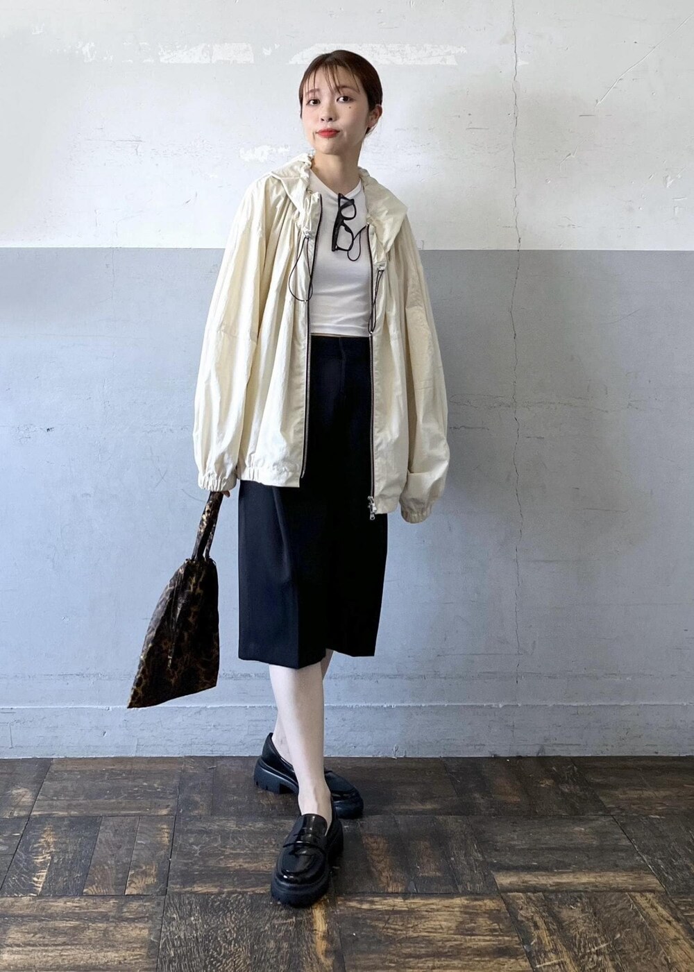 「ハーフパンツ、FEMME、骨格ナチュラル、イエベ、カジュアル、アウトドア、春、夏、秋、春ファッション、夏ファッション、秋ファッション、スタイルカバー、オーバーサイズ、ビッグシルエット」｜「ADAM ET ROPE'のウォータープルーフコインローファー（ローファー、ブラック系）」を使った、tampoさん（レディース・158cm）の夏コーディネートの2枚目の写真