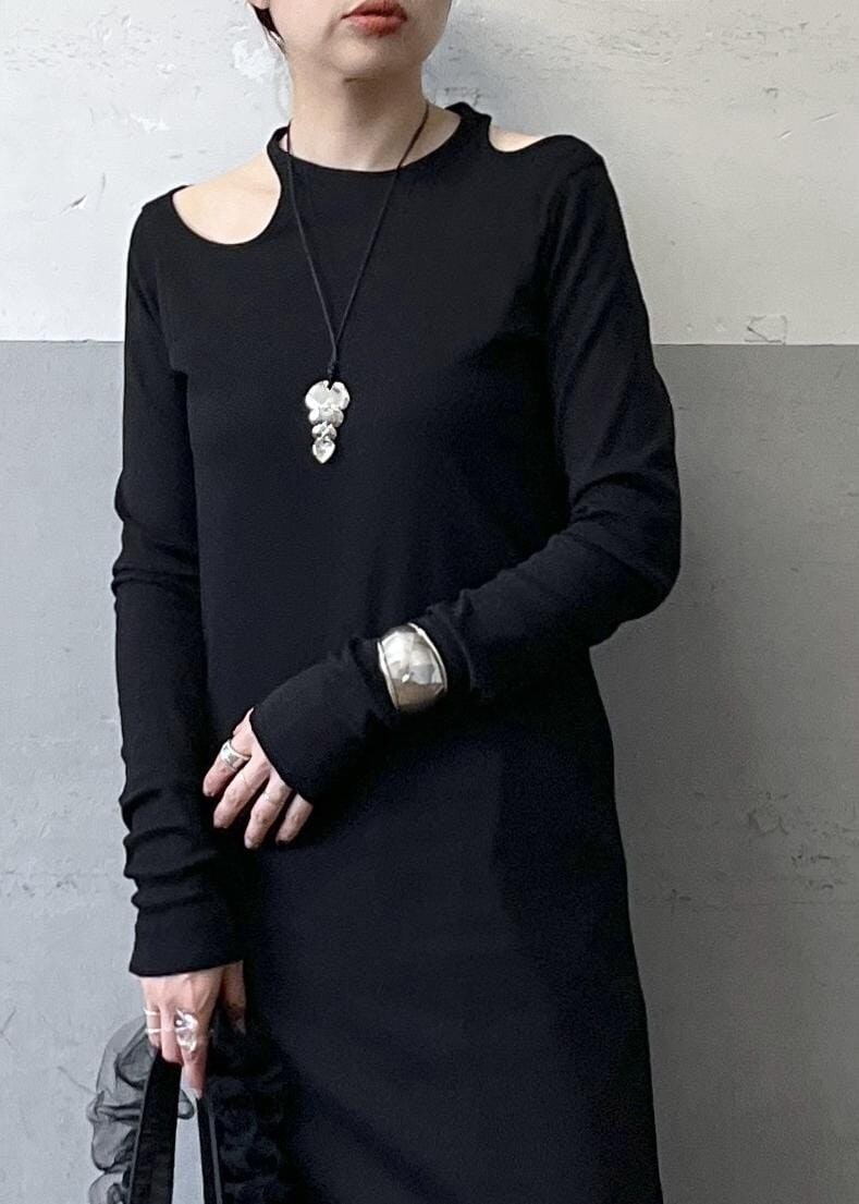 「ブラック、長袖、ロング、ワンピース、スリット、マキシ、タイトワンピース、パンツ、ADAM ET ROPÉ、FEMME、骨格ナチュラル、イエベ、大人カジュアル、レイヤード、春」|「ADAM ET ROPE'のフリルワンショルダーバッグ(ハンドバッグ、ブラック系)」を使った、tampoさん(レディース・158cm)の春コーディネートの5枚目の写真