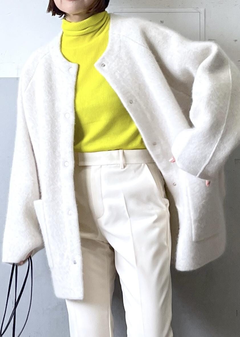「ショルダーバッグ、巾着、ホワイト、ニット、長袖、コート、ノーカラー、スニーカー、ローカット、ADAM ET ROPÉ、FEMME、骨格ナチュラル、イエベ、きれいめカジュアル、大人カジュアル」|「ADAM ET ROPE'のアンチピリングポイントスリーブタートルニット(ニット/セーター、イエロー系)」を使った、tampoさん(レディース・158cm)の秋コーディネートの6枚目の写真