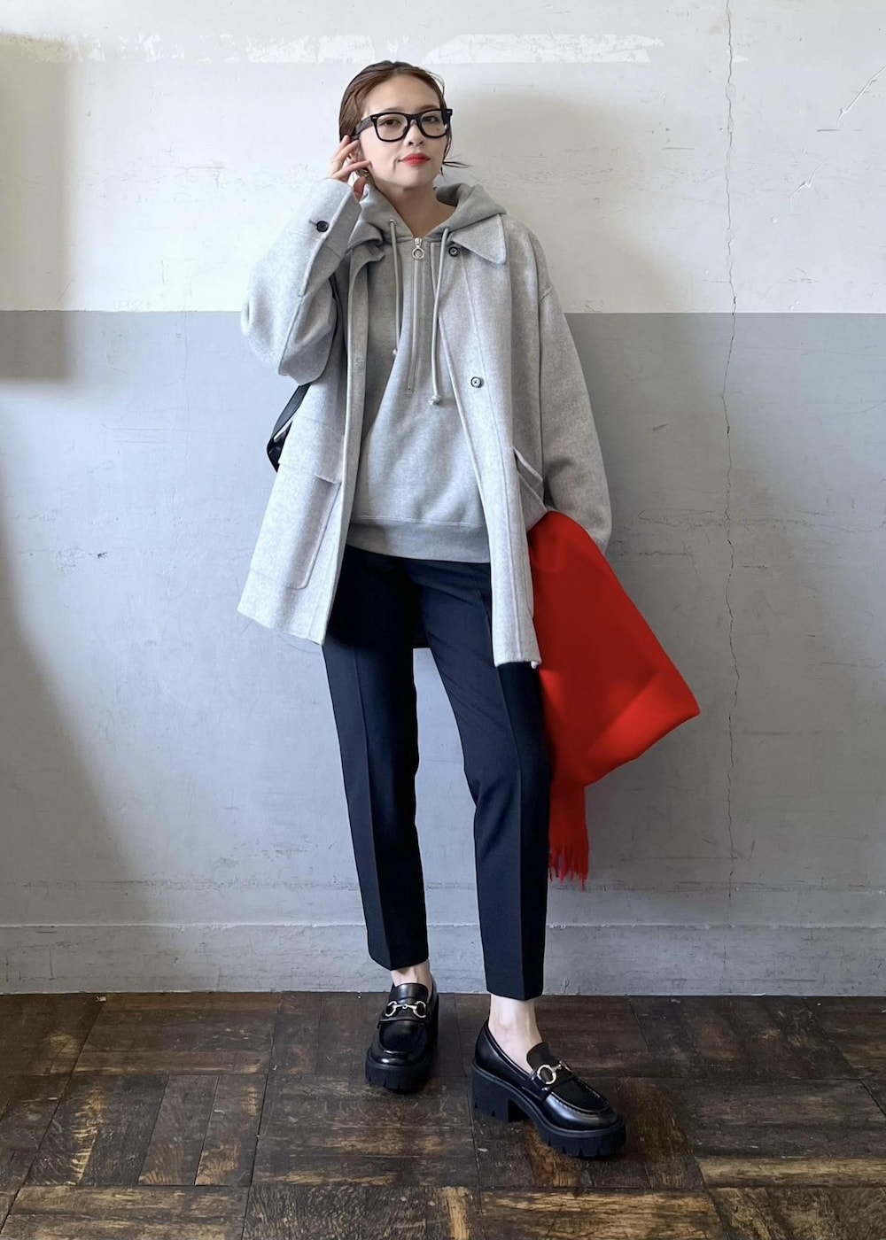 「グレー、長袖、オーバーサイズ、ライトグレー、スウェット、パーカー、パンツ、ローファー、ADAM ET ROPÉ、FEMME、骨格ナチュラル、イエベ、カジュアル、大人カジュアル、スポーティー」|「ADAM ET ROPE'の【晴雨兼用】ボリュームローファー(レインシューズ、ブラック系)」を使った、tampoさん(レディース・158cm)の秋コーディネートの2枚目の写真