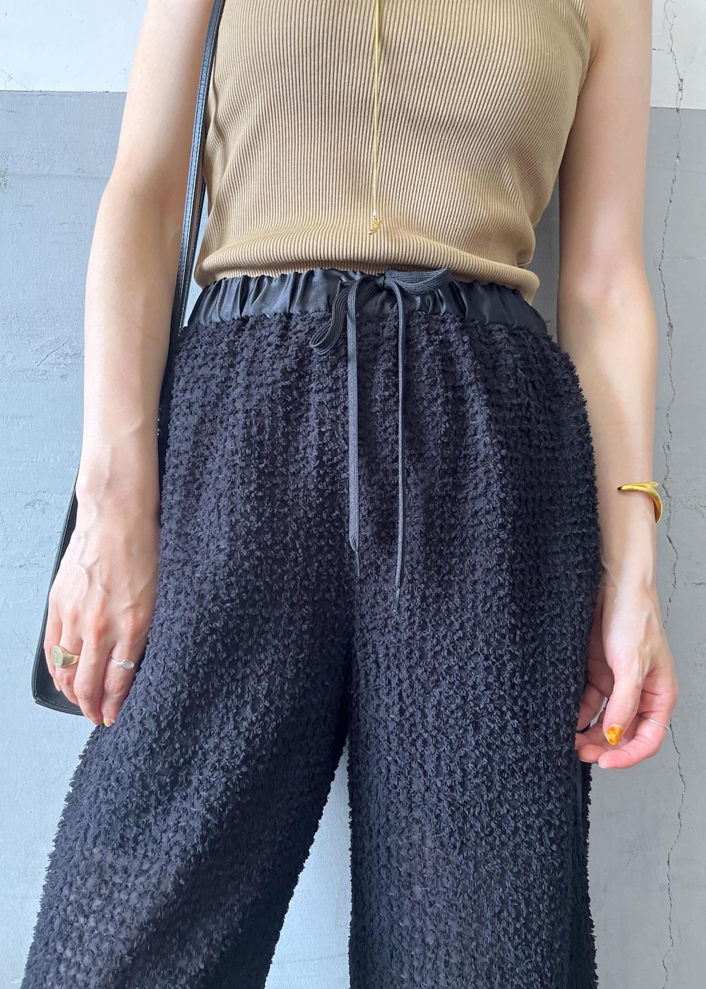 「キャメル、mary al terna、メアリ オル ターナ、la maison de lyllis、ラ メゾン ド リリス、jw pei、イエベ春、イエベスプリング、ナチュラル、タンクトップ、ベージュ、ハット、ストローハット、つば広ハット、ストロー」|「ADAM ET ROPE'のcourvaceous bangle(バングル/リストバンド、ゴールド系)」を使った、tampoさん(レディース・158cm)の夏コーディネートの6枚目の写真