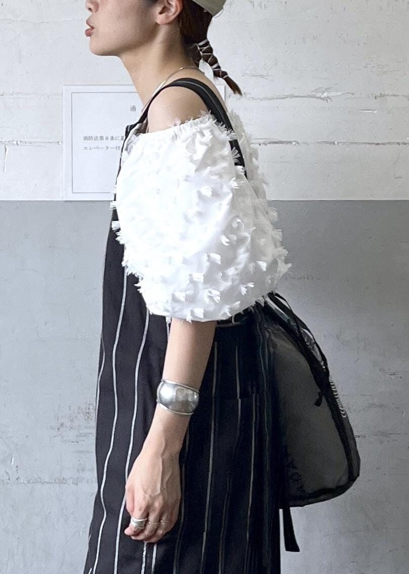 「ブラック、ホワイト、ワイド、ストライプ、オールインワン、サロペット、夏コーデ、お出かけコーデ、女子会コーデ、スポーツミックス、大人カジュアル、パンツスタイル、体型カバー、カジュアルコーデ、ヘルシーコーデ」|「ADAM ET ROPE'のジャガードオフショルブラウス(シャツ/ブラウス、ホワイト系)」を使った、tampoさん(レディース・158cm)の夏コーディネートの7枚目の写真