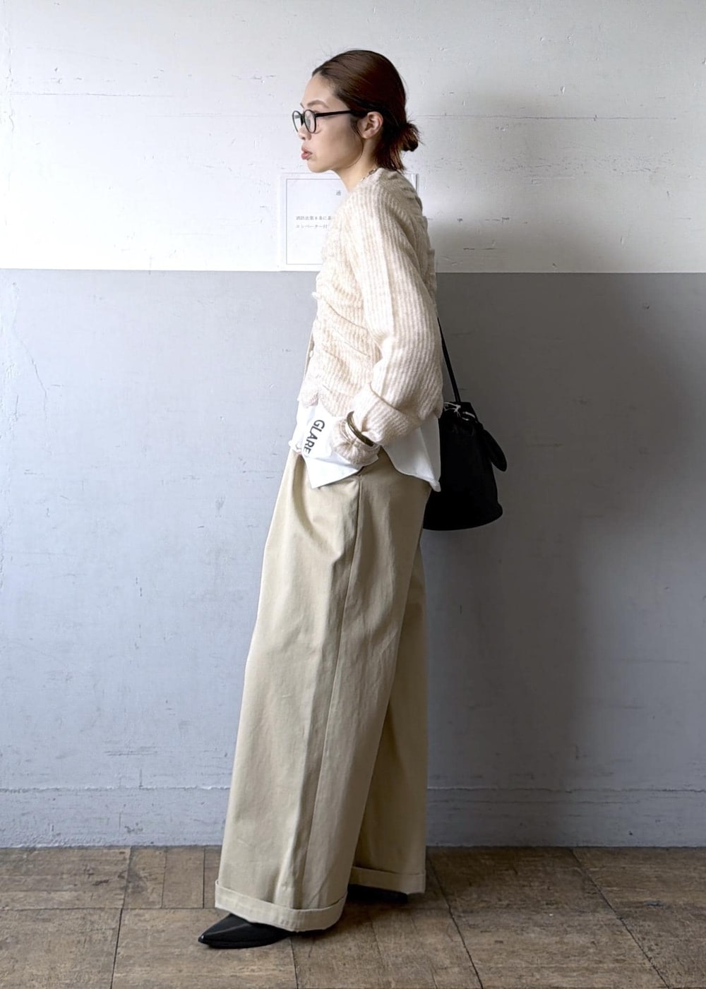 ベージュ系のカーディガン/ボレロ、ブラック系のブーツ、ホワイト系のTシャツ/カットソーを着用したレディースの冬コーディネートの4枚目の写真