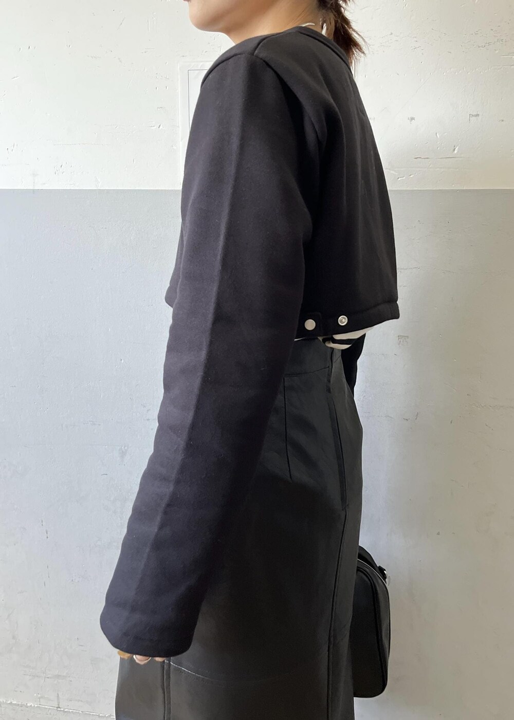 「agnes b.、アニエスベー、saint james、セント ジェームス、ローファー、タイトスカート、別注、クロップド、ボストンバッグ、ADAM ET ROPÉ、FEMME、骨格ナチュラル、イエベ、カジュアル、大人カジュアル」｜「ADAM ET ROPE'の【サステナブル】ソフトビットローファー（ローファー、ブラック系）」を使った、tampoさん（レディース・158cm）の秋コーディネートの5枚目の写真
