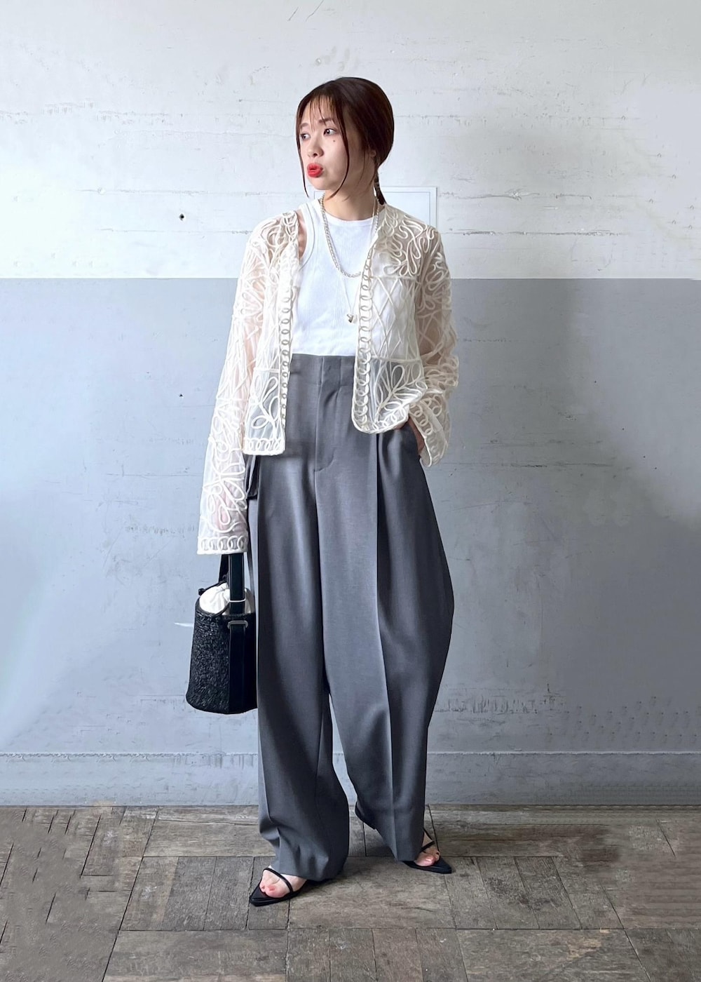 「羽織り、ホワイト、長袖、刺繍、パンツ、グレー、ハイウエスト、センタープレス、チャコールグレー、サンダル、フラット、ADAM ET ROPÉ、FEMME、骨格ナチュラル、イエベ」｜「ADAM ET ROPE'のナローフラットサンダル（サンダル、ブラック系）」を使った、tampoさん（レディース・158cm）の夏コーディネートの2枚目の写真