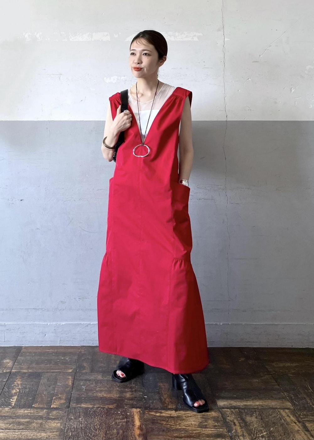 「WEB限定、ロング、ワンピース、レッド、ノースリーブ、マキシ、サンダル、ヒール、ローヒール、ADAM ET ROPÉ、FEMME、骨格ナチュラル、イエベ、大人カジュアル、夏」｜「ADAM ET ROPE'のストレッチブーツサンダル（ブーツ、ブラック系）」を使った、tampoさん（レディース・158cm）の春コーディネートの3枚目の写真