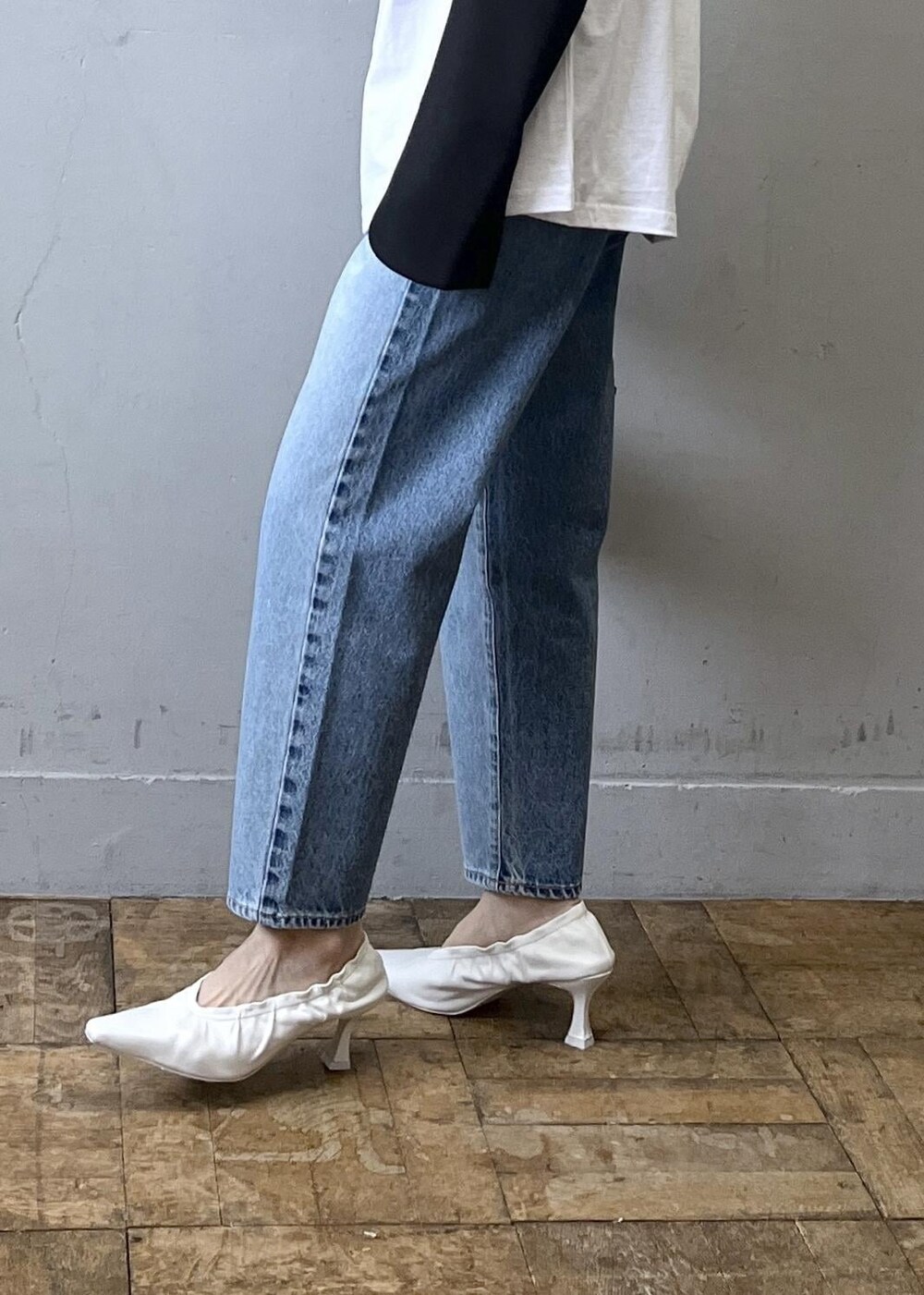 「ホワイト、プルオーバー、長袖、クルーネック、プリント、Tシャツ、ロゴ、パンツ、ブルー、デニム、テーパード、パンプス、ポインテッドトゥ、ヒール、ADAM ET ROPÉ」|「NEEDBY heritageの【NEEDBY for ADAM ET ROPE'】別注 FIT HIGHRISE TAPERED(デニムパンツ、ブルー系)」を使った、tampoさん(レディース・158cm)の冬コーディネートの10枚目の写真