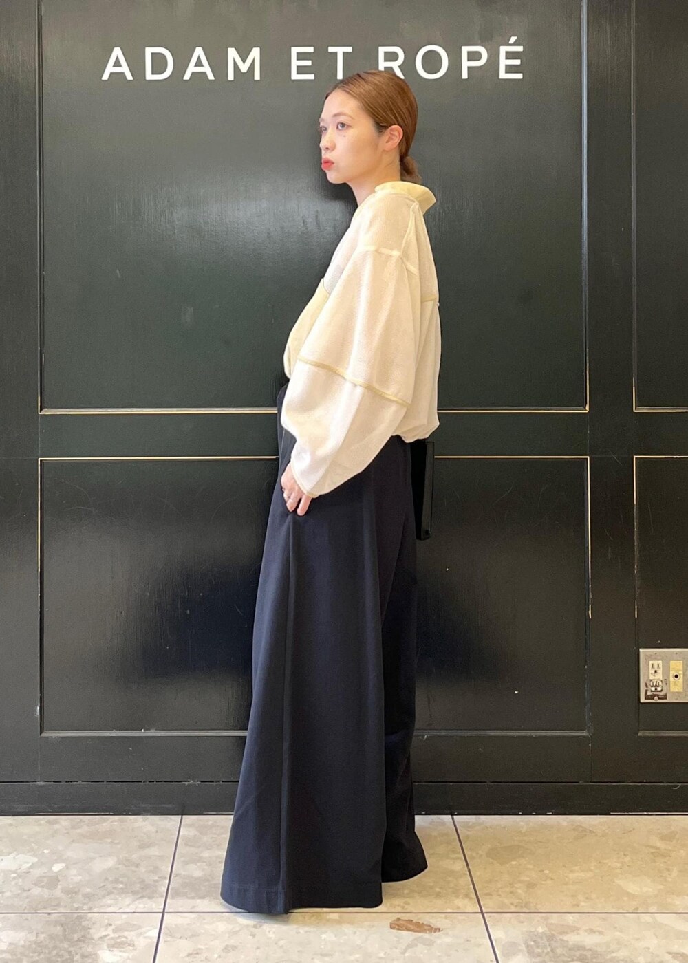 「イエベ春、イエベスプリング、ナチュラル、メッシュ、mary al terna、メアリー オル ターナ、メアリーオル ターナ、メアリ オル ターナ、カーディガン、ベージュ、長袖、ブラック、パンツ、ワイド、ADAM ET ROPÉ」|「MARY AL TERNAの【MARY AL TERNA】TWINKLE(ショルダーバッグ、ブラック系)」を使った、tampoさん(レディース・158cm)の夏コーディネートの2枚目の写真