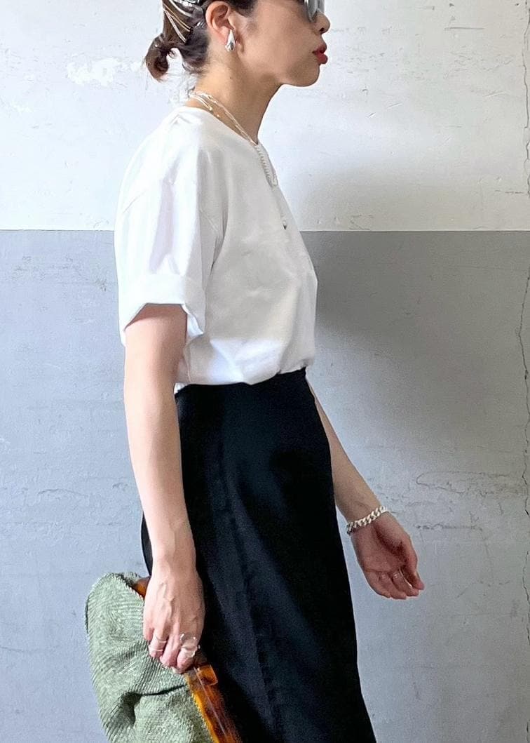 「サングラス、別注、ホワイト、Tシャツ、ロゴ、半袖、クルーネック、ブラック、ADAM ET ROPÉ、FEMME、骨格ナチュラル、イエベ、大人カジュアル、夏、夏コーデ」｜「ADAM ET ROPE'の【SITA NEVADO(シタネバド)】RAFIA CLUTCH BAG（クラッチバッグ、グリーン系）」を使った、tampoさん（レディース・158cm）の夏コーディネートの8枚目の写真