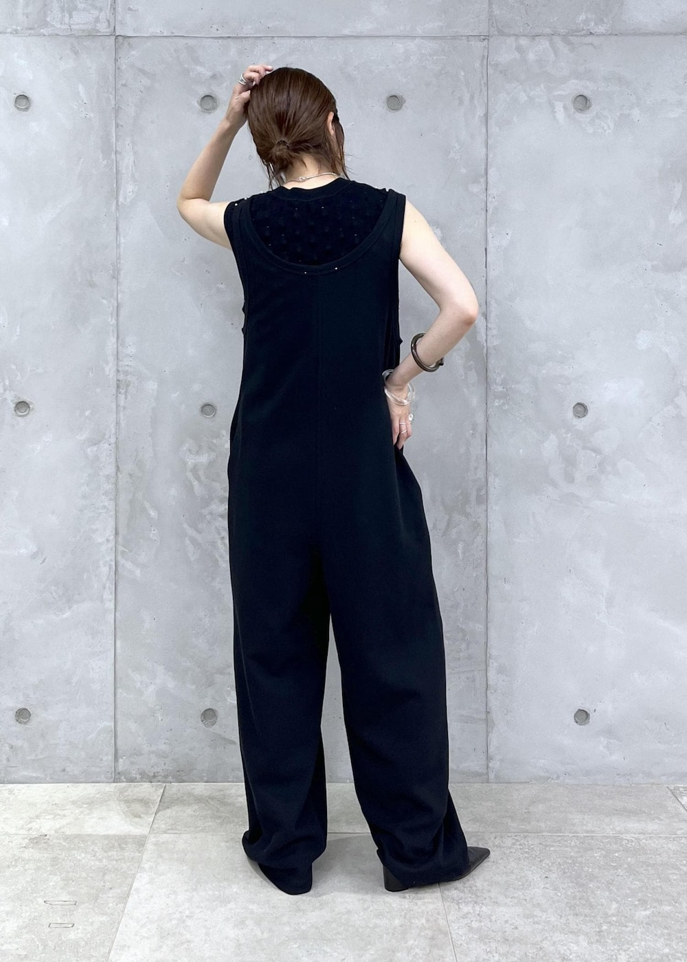 「パール、FEMME、骨格ナチュラル、イエベ、夏、夏ファッション、ワントーン、スタイルカバー、洗える、ウォッシャブル、ニット、ロンパース、ブラック、ワイド、クルーネック」｜「ADAM ET ROPE'の【逸品】パールニットプルオーバー（ニット/セーター、ブラック系）」を使った、tampoさん（レディース・158cm）の夏コーディネートの4枚目の写真