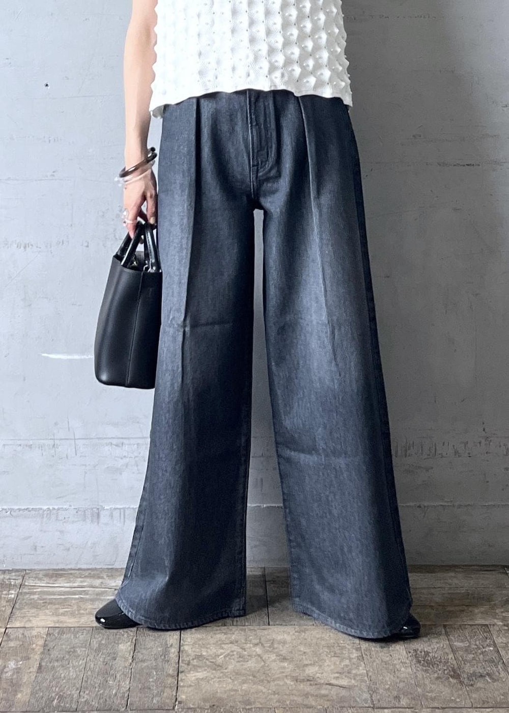 ブラック系のパンプス、ブラック系のデニムパンツ、ホワイト系のTシャツ/カットソーを着用したレディースの夏コーディネートの9枚目の写真