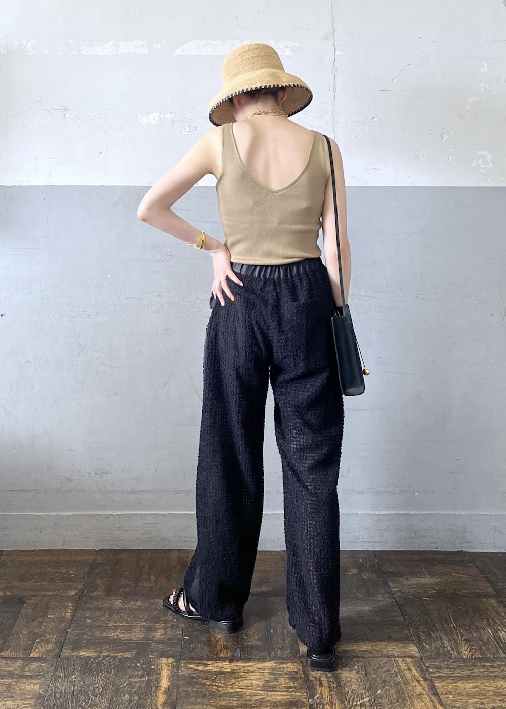 「キャメル、mary al terna、メアリ オル ターナ、la maison de lyllis、ラ メゾン ド リリス、jw pei、イエベ春、イエベスプリング、ナチュラル、タンクトップ、ベージュ、ハット、ストローハット、つば広ハット、ストロー」|「ADAM ET ROPE'のcourvaceous bangle(バングル/リストバンド、ゴールド系)」を使った、tampoさん(レディース・158cm)の夏コーディネートの2枚目の写真