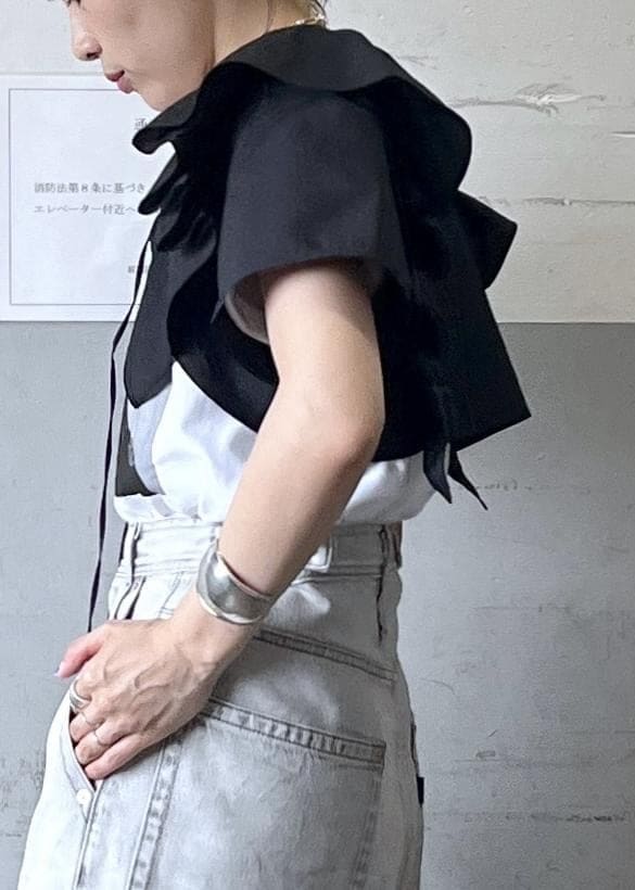 「ボレロ、フリル、ブラック、ホワイト、Tシャツ、半袖、プリント、パンツ、デニム、サンダル、ヒール、ADAM ET ROPÉ、FEMME、骨格ナチュラル、イエベ」｜「ADAM ET ROPE'の【環境配慮】ディープライズワイドデニム（デニムパンツ、ブラック系）」を使った、tampoさん（レディース・158cm）の夏コーディネートの6枚目の写真