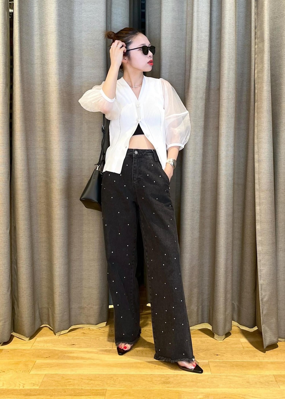 「ナチュラル、イエベ春、イエベスプリング、サングラス、raive、レイブ、ブラック、ショルダーバッグ、ショルダー、ホワイト、Vネック、七分袖、パンツ、十分丈、ストレート」|「ADAM ET ROPE'のクリアミュール(サンダル、ブラック系)」を使った、tampoさん(レディース・158cm)の夏コーディネートの2枚目の写真