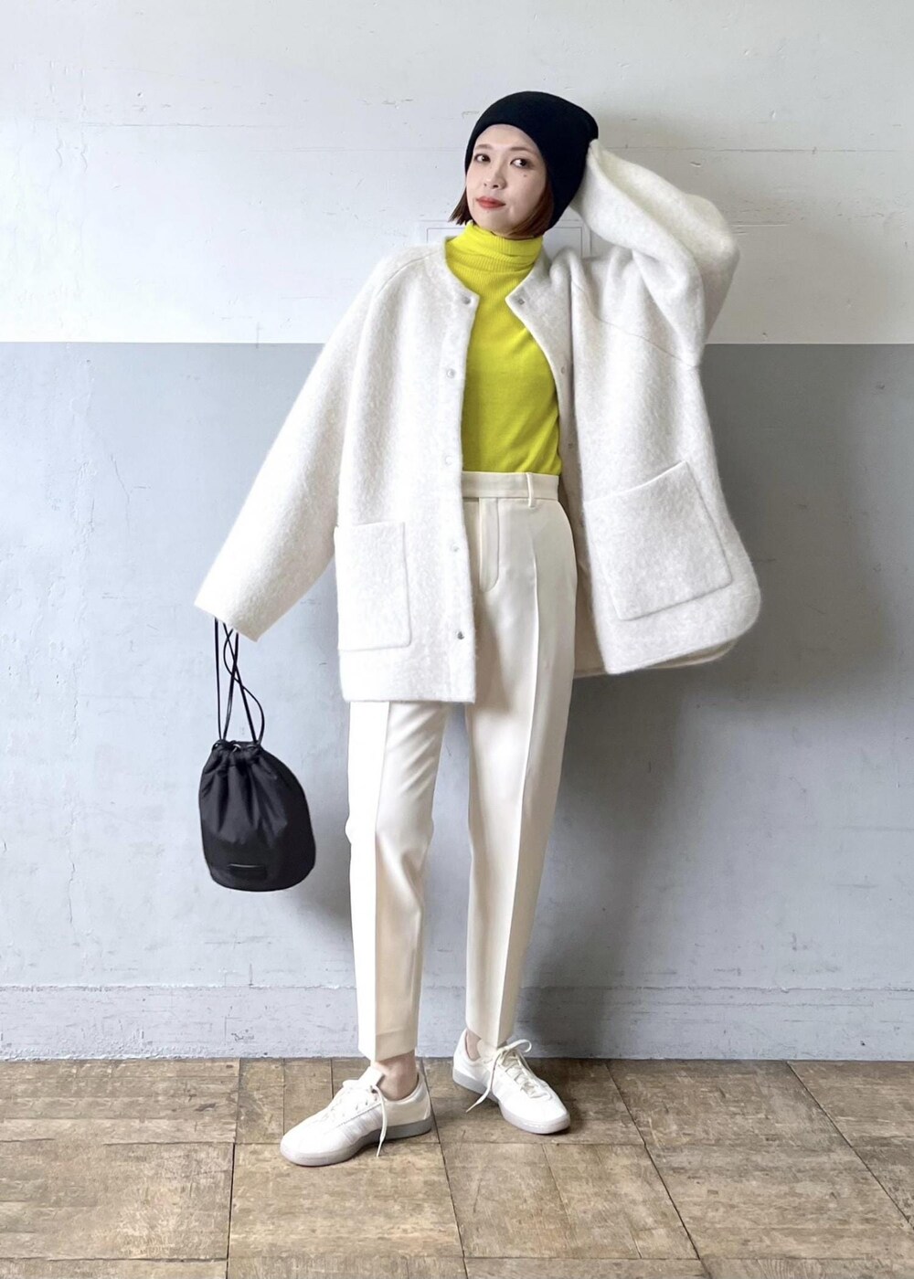 「ショルダーバッグ、巾着、ホワイト、ニット、長袖、コート、ノーカラー、スニーカー、ローカット、ADAM ET ROPÉ、FEMME、骨格ナチュラル、イエベ、きれいめカジュアル、大人カジュアル」|「ADAM ET ROPE'のアンチピリングポイントスリーブタートルニット(ニット/セーター、イエロー系)」を使った、tampoさん(レディース・158cm)の秋コーディネートの2枚目の写真