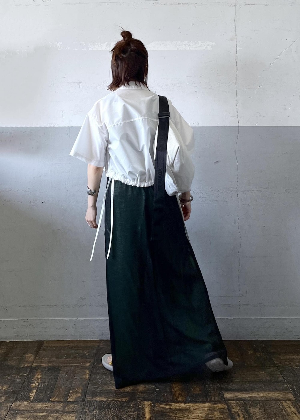 「オーラリー、トーアンドトー、auralee、taw&toe、レイヤード、ホワイト、シャツ、半袖、ポケット、五分袖、胸ポケット、パンツ、ADAM ET ROPÉ、FEMME、骨格ナチュラル」｜「ADAM ET ROPE'の【サステナブル】メッシュショルダー（ショルダーバッグ、ホワイト系）」を使った、tampoさん（レディース・158cm）の春コーディネートの4枚目の写真