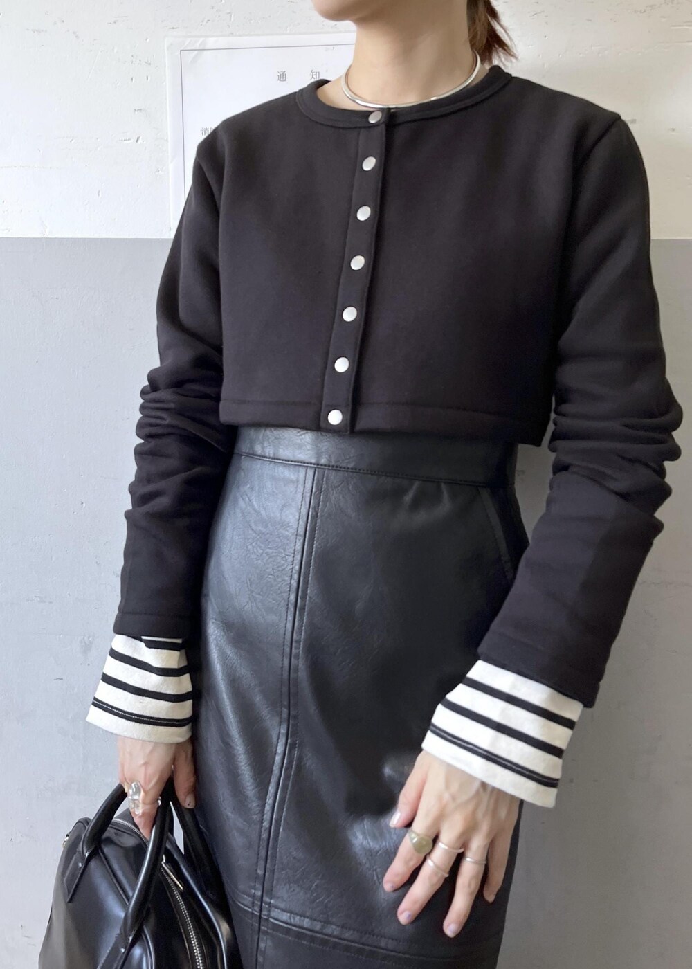 「agnes b.、アニエスベー、saint james、セント ジェームス、ローファー、タイトスカート、別注、クロップド、ボストンバッグ、ADAM ET ROPÉ、FEMME、骨格ナチュラル、イエベ、カジュアル、大人カジュアル」｜「ADAM ET ROPE'の【サステナブル】ソフトビットローファー（ローファー、ブラック系）」を使った、tampoさん（レディース・158cm）の秋コーディネートの4枚目の写真