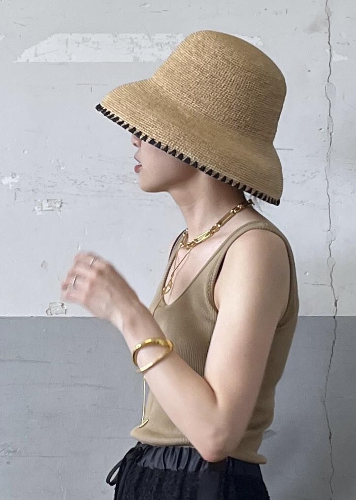 「キャメル、mary al terna、メアリ オル ターナ、la maison de lyllis、ラ メゾン ド リリス、jw pei、イエベ春、イエベスプリング、ナチュラル、タンクトップ、ベージュ、ハット、ストローハット、つば広ハット、ストロー」|「ADAM ET ROPE'のcourvaceous bangle(バングル/リストバンド、ゴールド系)」を使った、tampoさん(レディース・158cm)の夏コーディネートの8枚目の写真