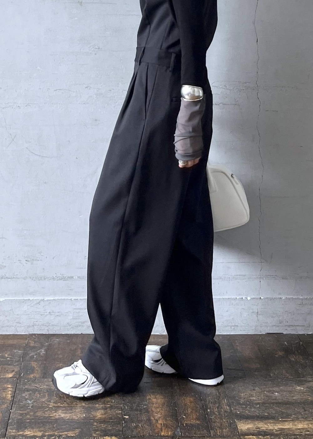 「ホワイト、ブラック、長袖、襟、ワイド、オールインワン、サロペット、パンツ、スニーカー、初秋コーデ、授業参観日コーデ、デートコーデ、大人カジュアル、パンツスタイル、体型カバー」|「ADAM ET ROPE'の【サステナブル】スリーブレスジャンプスーツ(サロペット/オーバーオール、ブラック系)」を使った、tampoさん(レディース・158cm)の秋コーディネートの10枚目の写真