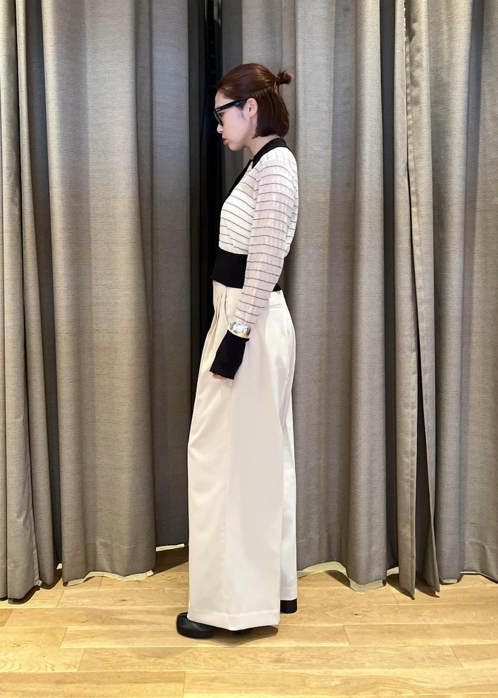 「ナチュラル、イエベ春、イエベスプリング、ホワイト、長袖、パンツ、ワイド、ストレート、センタープレス、ADAM ET ROPÉ、FEMME、骨格ナチュラル、イエベ、カジュアル、大人カジュアル」|「ADAM ET ROPE'のオーガニックベアキャミソール(キャミソール、ホワイト系)」を使った、tampoさん(レディース・158cm)の夏コーディネートの2枚目の写真