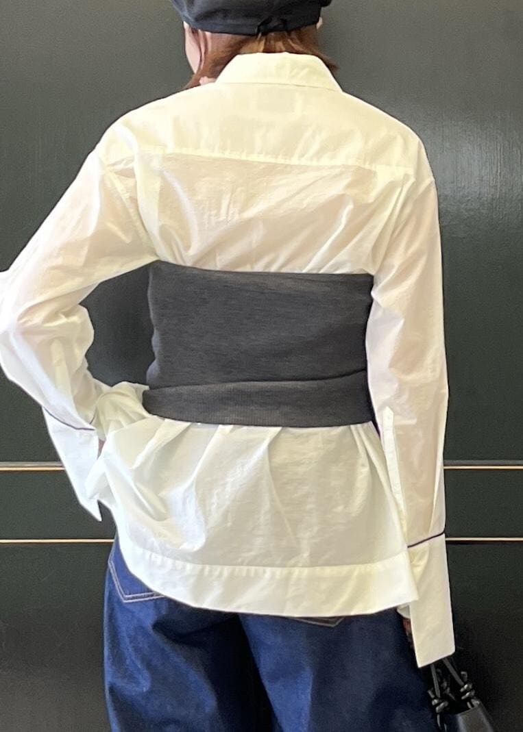 「ビスチェ、ホワイト、グレー、auralee、オーラリー、厚底、ワイドパンツ、イエベ春、イエベスプリング、ナチュラル、ADAM ET ROPÉ、FEMME、骨格ナチュラル、イエベ、大人カジュアル」｜「ADAM ET ROPE'のノットハンドルミニバッグ（ハンドバッグ、ブラック系）」を使った、tampoさん（レディース・158cm）の夏コーディネートの7枚目の写真