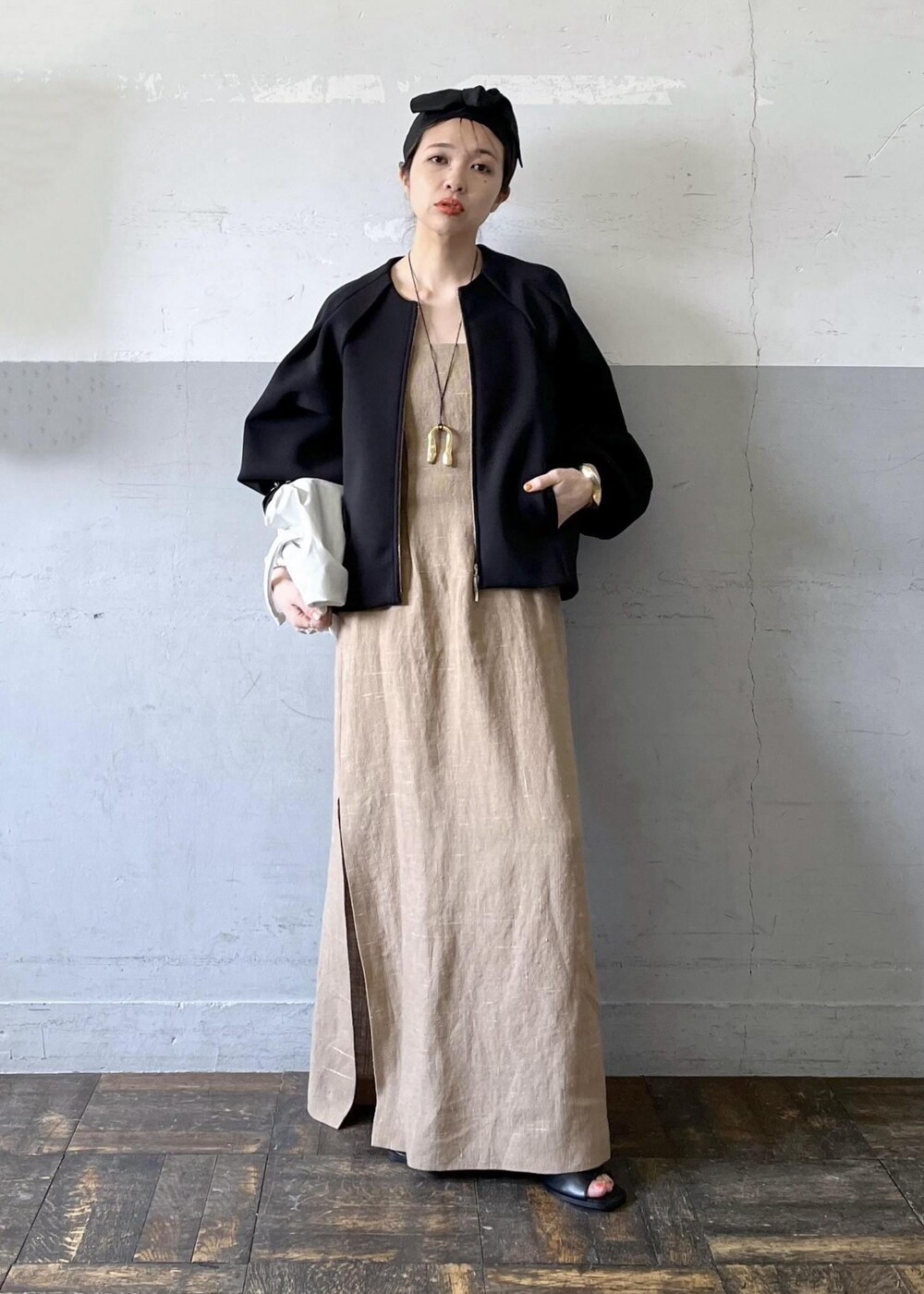 「ブラック、長袖、ショート、ブルゾン、ベージュ、ワンピース、ADAM ET ROPÉ、FEMME、骨格ナチュラル、イエベ、大人カジュアル、春、春コーデ、春ファッション、体型カバー」｜「ADAM ET ROPE'のストレッチブーツサンダル（ブーツ、ブラック系）」を使った、tampoさん（レディース・158cm）の春コーディネートの2枚目の写真