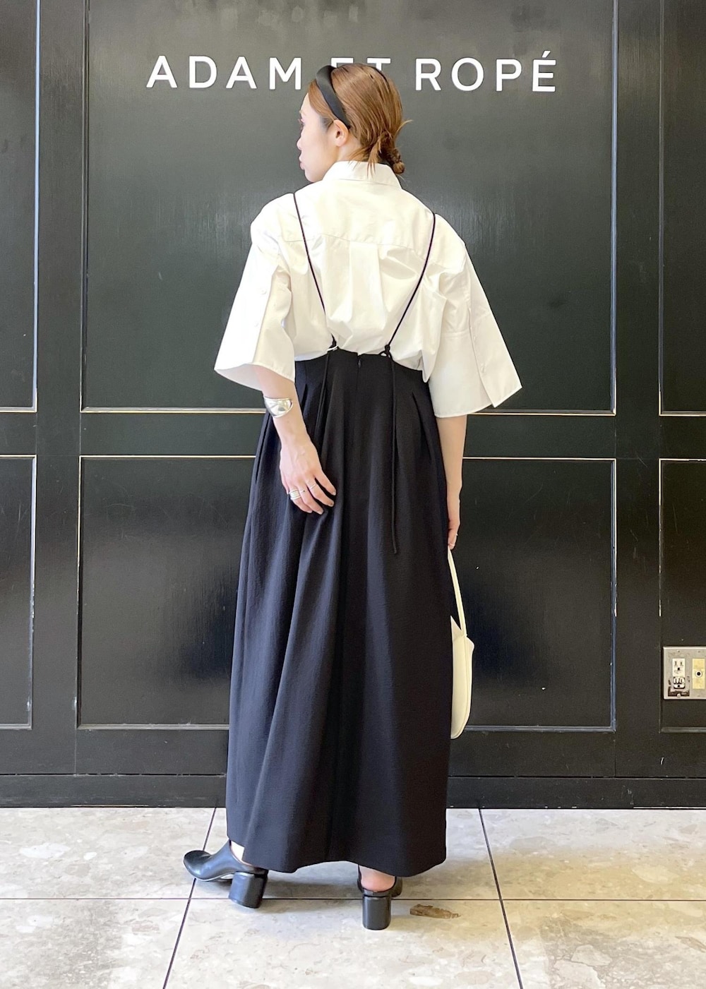 「イエベ春、イエベスプリング、ナチュラル、キャミワンピース、サボ、mary al terna、メアリ オル ターナ、ADAM ET ROPÉ、FEMME、骨格ナチュラル、イエベ、大人カジュアル、フェミニン、夏、夏コーデ」|「MARY AL TERNAの【MARY AL TERNA】RICE(ショルダーバッグ、グレー系)」を使った、tampoさん(レディース・158cm)の夏コーディネートの3枚目の写真