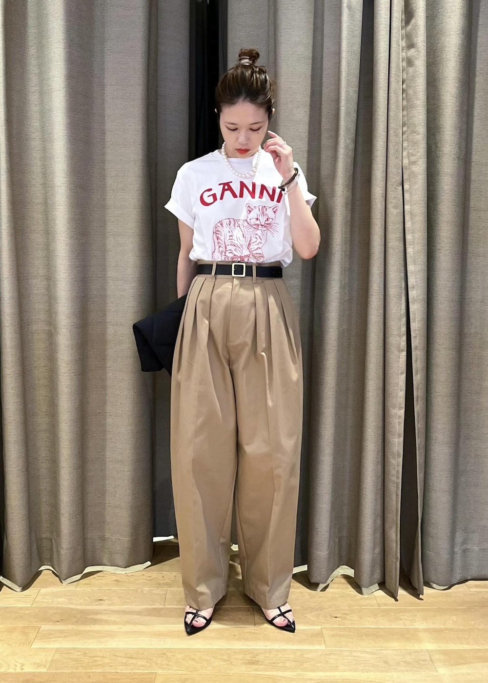 「イエベ春、イエベスプリング、ナチュラル、ganni、ガニー、ナンバリング、numbering、ヒール、ベルト、ホワイト、Tシャツ、ロゴ、半袖、クルーネック、プリント」|「ADAM ET ROPE'の【サステナブル】スクエアバックルワイドベルト(ベルト、ブラック系)」を使った、tampoさん(レディース・158cm)の夏コーディネートの2枚目の写真