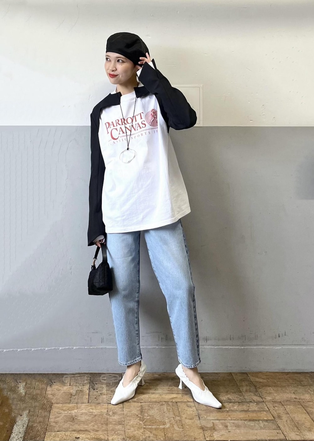 「ホワイト、プルオーバー、長袖、クルーネック、プリント、Tシャツ、ロゴ、パンツ、ブルー、デニム、テーパード、パンプス、ポインテッドトゥ、ヒール、ADAM ET ROPÉ」|「NEEDBY heritageの【NEEDBY for ADAM ET ROPE'】別注 FIT HIGHRISE TAPERED(デニムパンツ、ブルー系)」を使った、tampoさん(レディース・158cm)の冬コーディネートの2枚目の写真