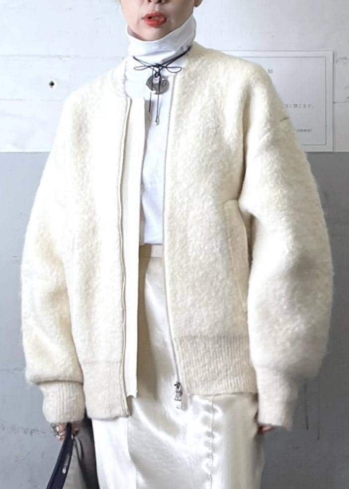 「Waccessories_pickup、初冬コーデ、冬コーデ、デートコーデ、お出かけコーデ、女子会コーデ、大人カジュアル、スカートスタイル、ワントーンコーデ、シンプルコーデ、別注アイテム、コラボアイテム、ADAM ET ROPÉ、ナチュラル、イエベ春」|「ADAM ET ROPE'のボリュームソールベルトクロッグ(サンダル、ブラック系)」を使った、tampoさん(レディース・158cm)の冬コーディネートの5枚目の写真