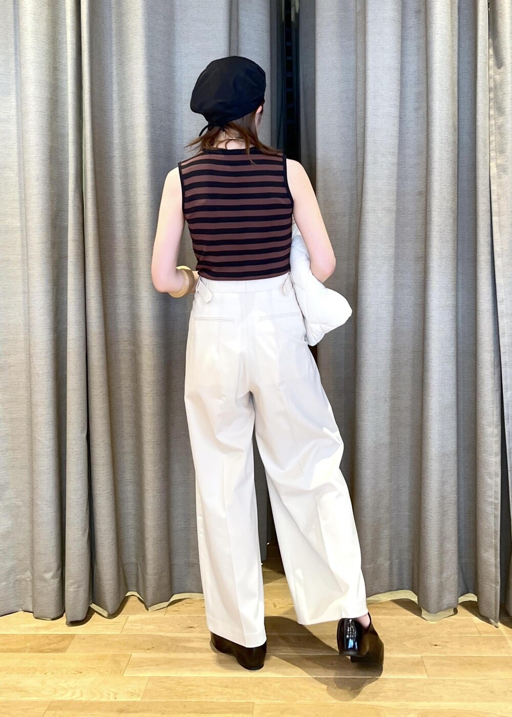 「イエベ春、イエベスプリング、ナチュラル、miller、ミラー、別注、ブラウン、カットソー、ノースリーブ、タンクトップ、ホワイト、パンツ、ワイド、ハイウエスト、ADAM ET ROPÉ」|「MILLERの【MILLER for ADAM ET ROPE'】別注SLEEVELESS TEE(タンクトップ、ブラウン系)」を使った、tampoさん(レディース・158cm)の夏コーディネートの3枚目の写真