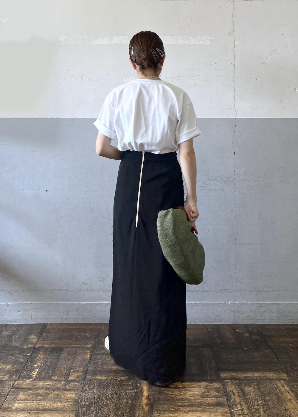 「サングラス、別注、ホワイト、Tシャツ、ロゴ、半袖、クルーネック、ブラック、ADAM ET ROPÉ、FEMME、骨格ナチュラル、イエベ、大人カジュアル、夏、夏コーデ」｜「ADAM ET ROPE'の【SITA NEVADO(シタネバド)】RAFIA CLUTCH BAG（クラッチバッグ、グリーン系）」を使った、tampoさん（レディース・158cm）の夏コーディネートの5枚目の写真