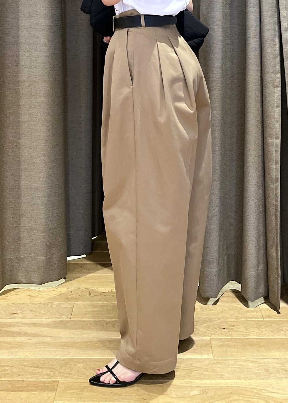 「イエベ春、イエベスプリング、ナチュラル、ganni、ガニー、ナンバリング、numbering、ヒール、ベルト、ホワイト、Tシャツ、ロゴ、半袖、クルーネック、プリント」|「ADAM ET ROPE'の【サステナブル】スクエアバックルワイドベルト(ベルト、ブラック系)」を使った、tampoさん(レディース・158cm)の夏コーディネートの9枚目の写真