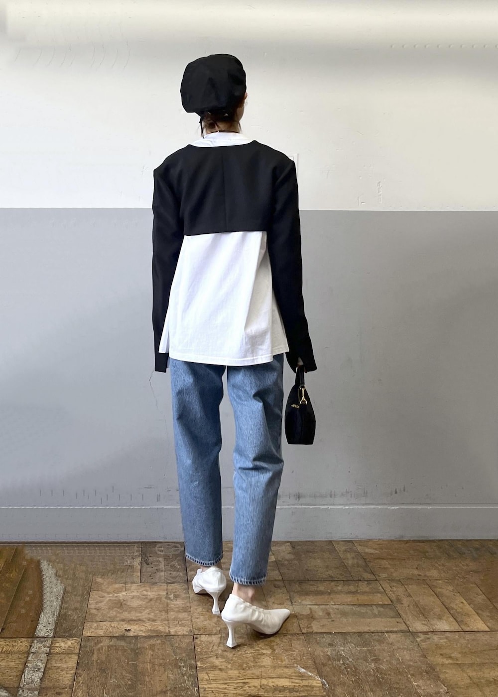 「ホワイト、プルオーバー、長袖、クルーネック、プリント、Tシャツ、ロゴ、パンツ、ブルー、デニム、テーパード、パンプス、ポインテッドトゥ、ヒール、ADAM ET ROPÉ」|「NEEDBY heritageの【NEEDBY for ADAM ET ROPE'】別注 FIT HIGHRISE TAPERED(デニムパンツ、ブルー系)」を使った、tampoさん(レディース・158cm)の冬コーディネートの5枚目の写真