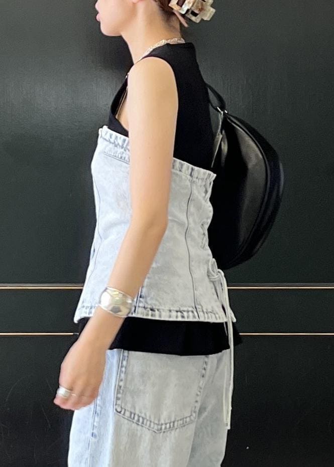 「ビスチェ、ブラック、ノースリーブ、ベスト、パンツ、ブルー、デニム、ライトブルー、サンダル、ヒール、ADAM ET ROPÉ、FEMME、骨格ナチュラル、イエベ、カジュアル」|「ADAM ET ROPE'のナローラインサンダル(サンダル、ブラック系)」を使った、tampoさん(レディース・158cm)の夏コーディネートの7枚目の写真